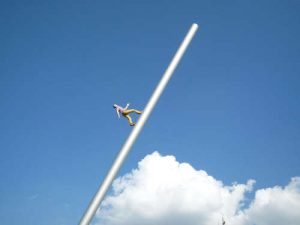 Skulptur "Man Walking to Sky"